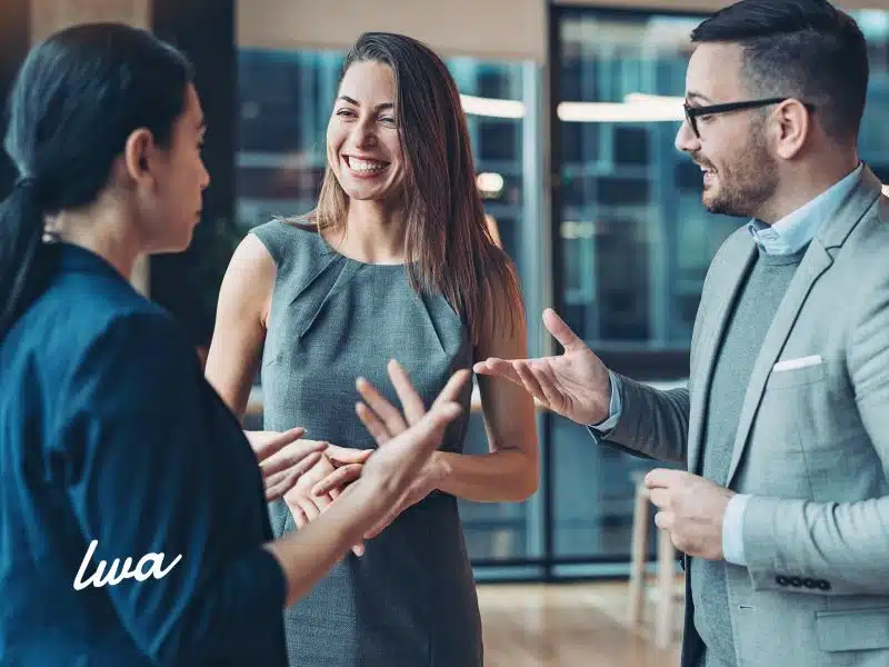 Contratar personal interno o una agencia de marketing digital