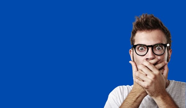 chico gafa sorprendido al ver precios de pagina web