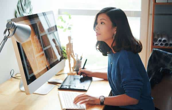 Diseñamos las mejores páginas web en Colombia​ imagen de diseñadora web Colombiana trabajando en una página web