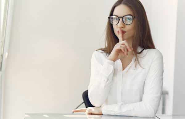 Mujer haciendose la pregunta pero como que conoce la respuesta de ¿Por qué necesitas una página web en WordPress?​