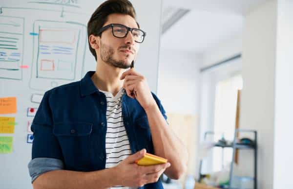 Emprendedor en la imagen que entiende las ventajas de tener una página web hecha en Colombia